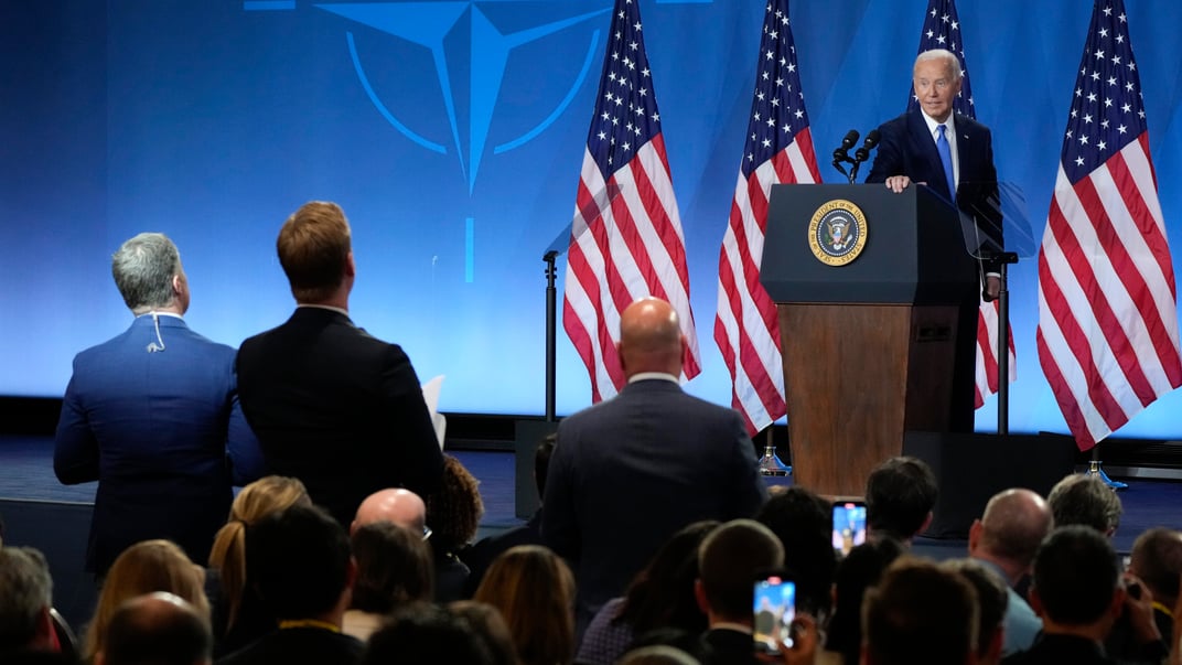 Президент США Джо Байден за трибуной после пресс-конференции в последний день саммита НАТО в Вашингтоне, 11 июля 2024 года