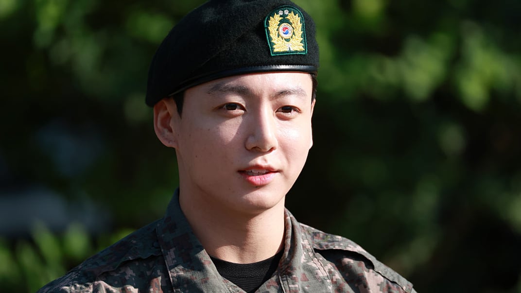Вокаліст гурту BTS Чонгук Чонгук бере участь у церемонії звільнення з військової служби