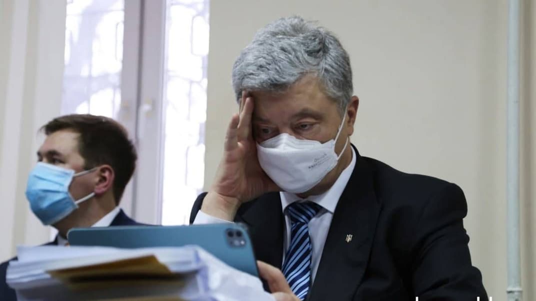 Пятый президент и народный депутат Петр Порошенко во время заседания суда, на котором ему избирают меру пресечения, Киев, 17 января 2022 года