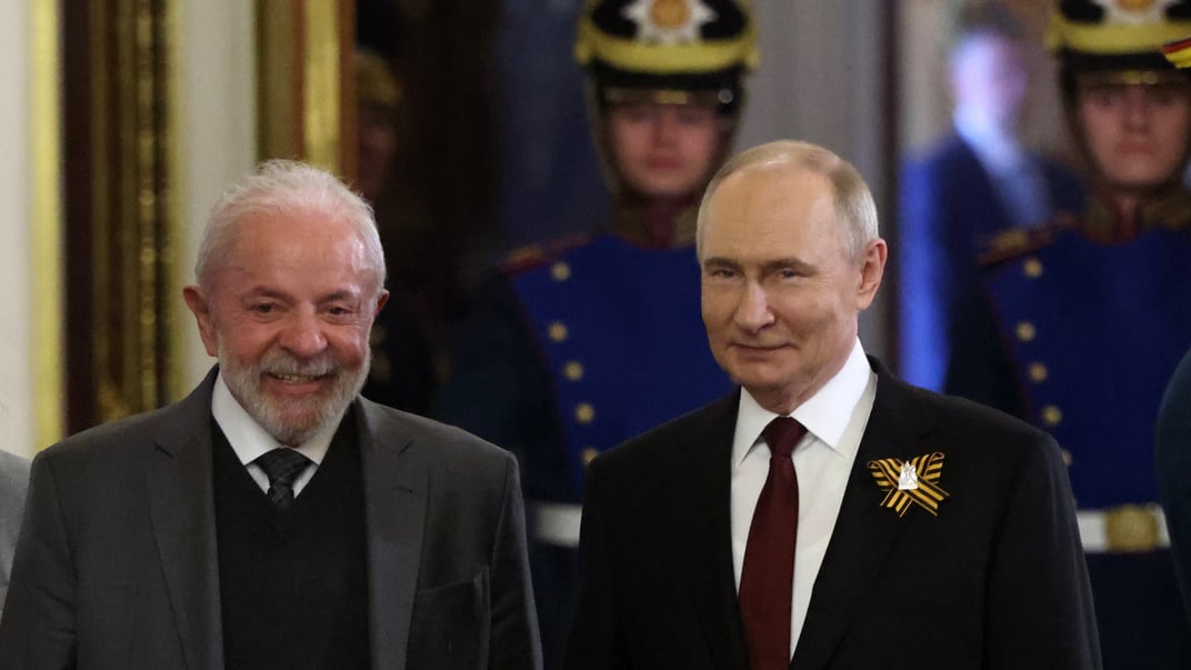 Президент Бразилії Луїз Інасіо Лула да Сілва з главою рф володимиром путіним у Москві, 9 травня 2025 року