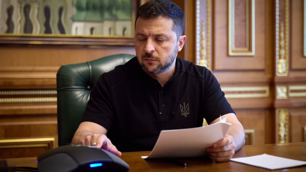 Иллюстративная фотография. Президент Украины Владимир Зеленский говорит по телефону