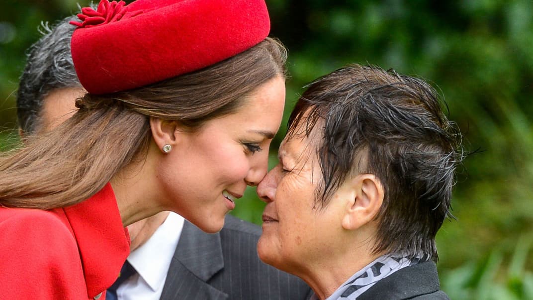 Герцогиня Кембриджская Кэтрин здоровается с представительницей народа Маори традиционным приветствием «носами» во время визита в Новую Зеландию, 7 апреля 2014 года