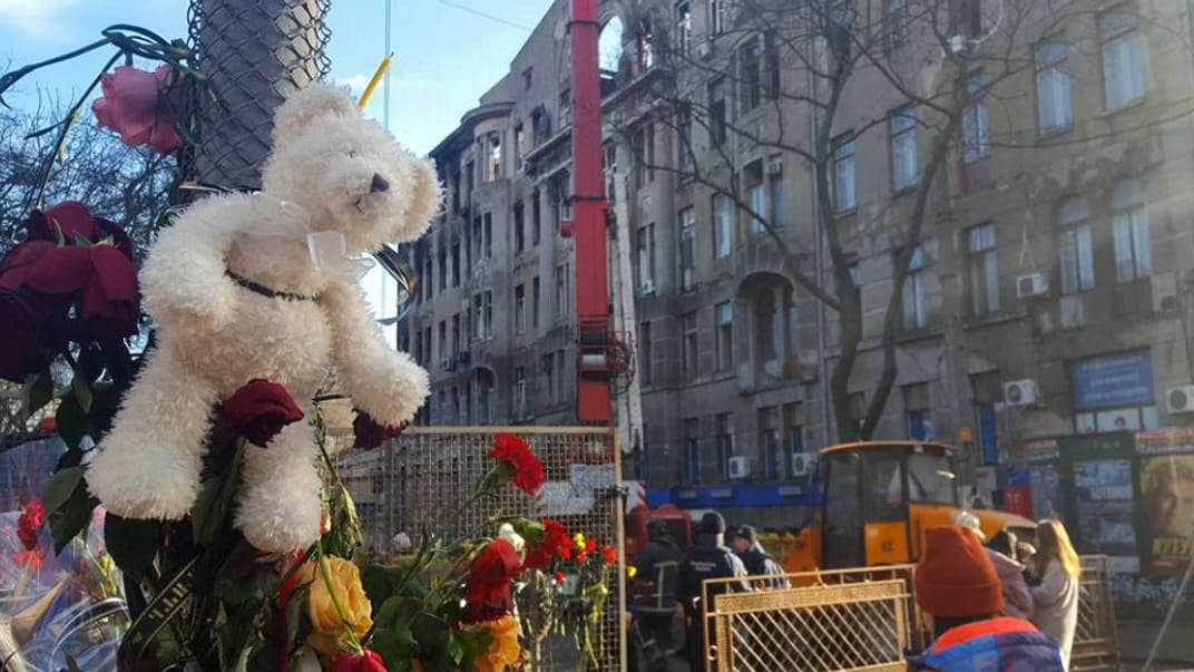 Мемориал погибшим в пожаре неподалеку от сгоревшего здания Одесского колледжа экономики и права, Одесса, 11 декабря 2019 года