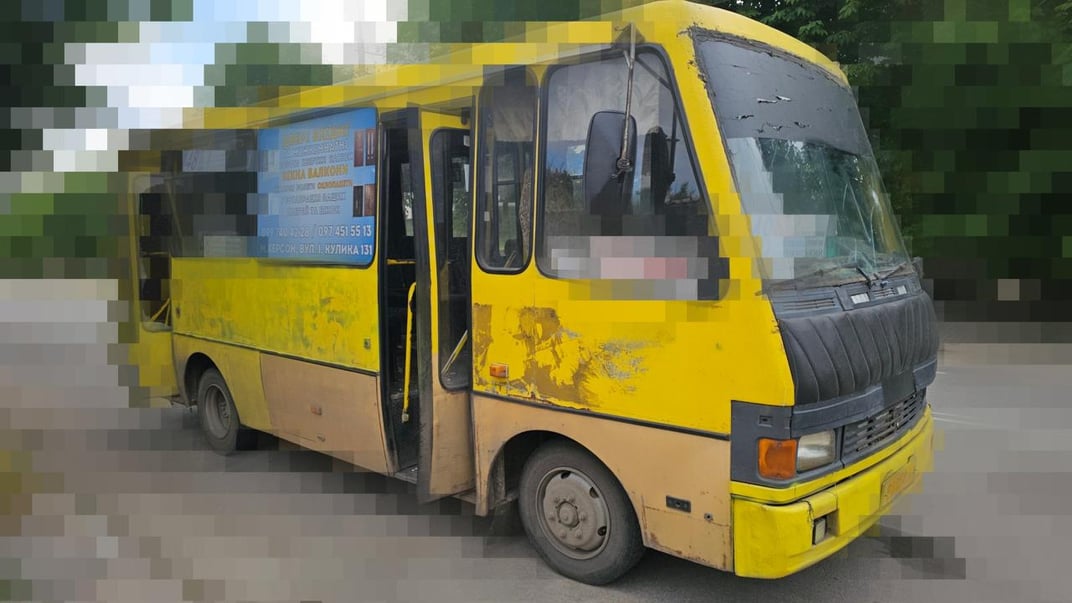 Наслідки російського удару дроном по маршрутці в Херсоні