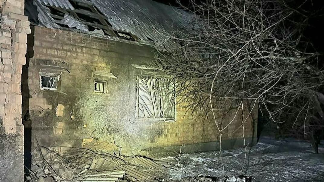 Оккупанты ударили из артиллерии по Никопольскому району: повреждены аптеки и магазин