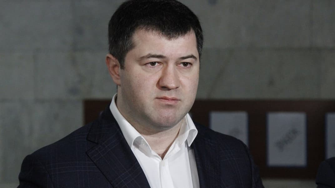 Экс-глава Государственной фискальной службы Роман Насиров отвечает на вопросы журналистов в здании апелляционного административного суда Киева, 23 января 2018 года