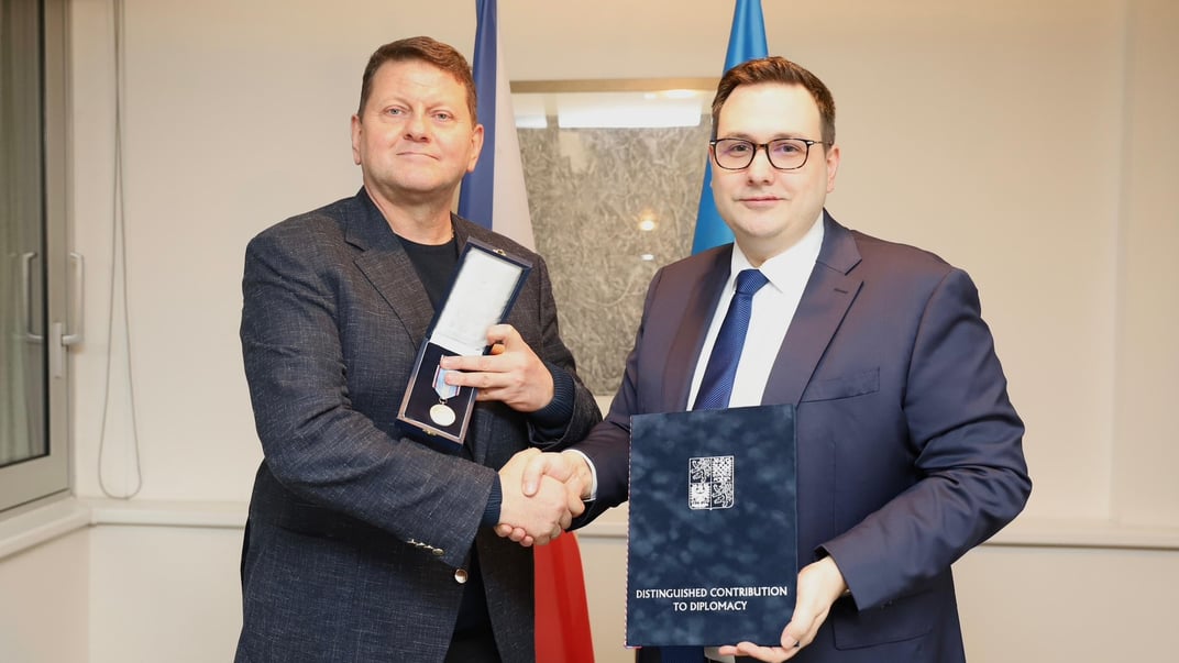 Валерий Залужный получает медаль от Яна Липавского