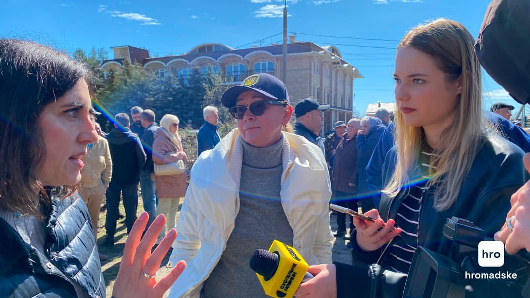 Місцеві жительки спілкуються із журналістами