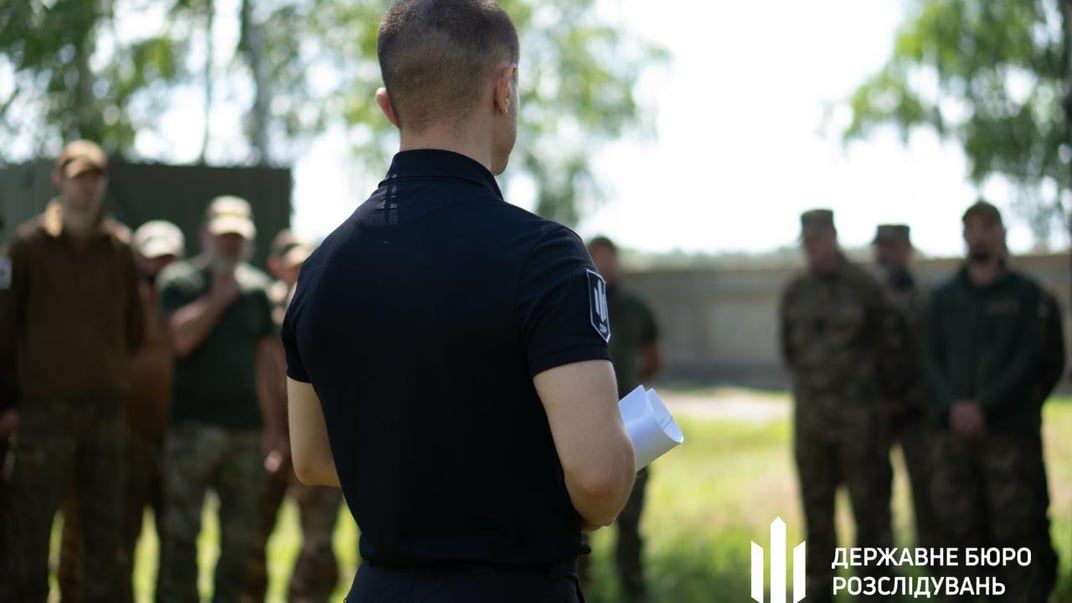 ДБР повідомляє про підозру чотирьом військовослужбовцям