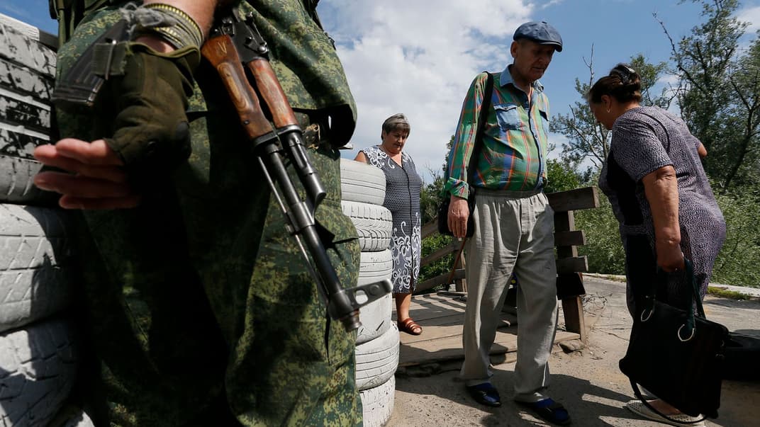 Зеленский заявил, что выборы возможны только после вывода войск с неподконтрольных Украине территорий (на фото — мост в Станице Луганской с одной стороны под контролем боевиков)