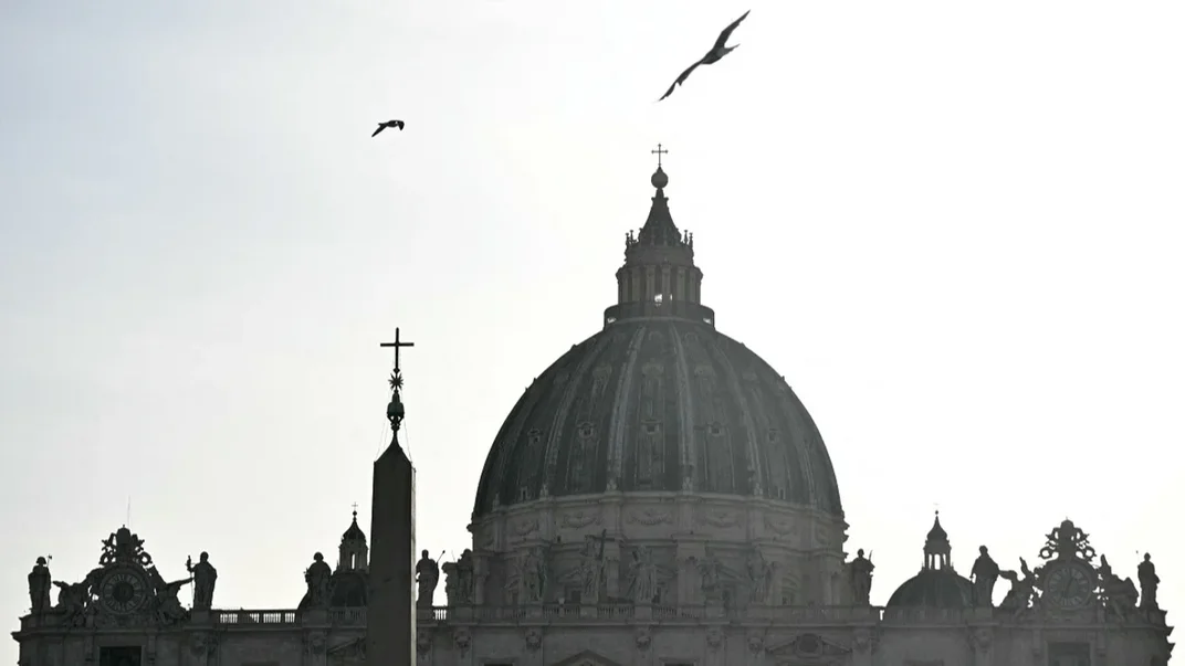 Ілюстративне фото. Птахи літають над собором Святого Петра після смерті Папи Франциска, 21 квітня 2025 року