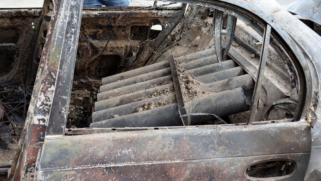 Внутри разрушенной машине в Кабуле видно трубки ракетных установок, 30 августа 2021 года