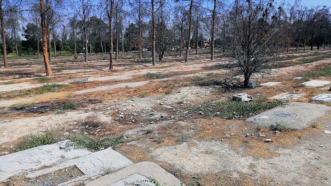 Зрівняне із землею місце поховання в секторі 41 на кладовищі Бегеште-Загра в Тегерані, серпень 2025 року