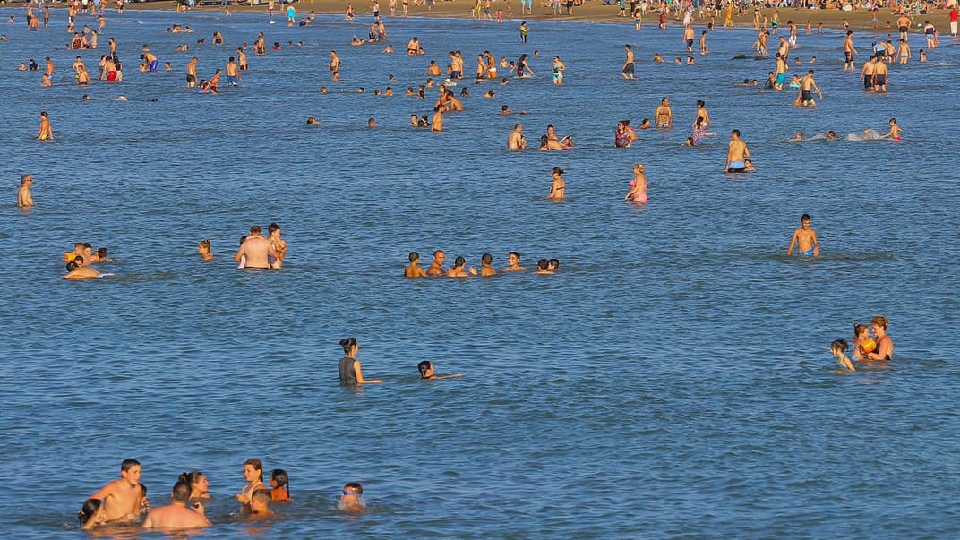 Пляж біля Каспійського моря. Баку, серпень, 2020 рік