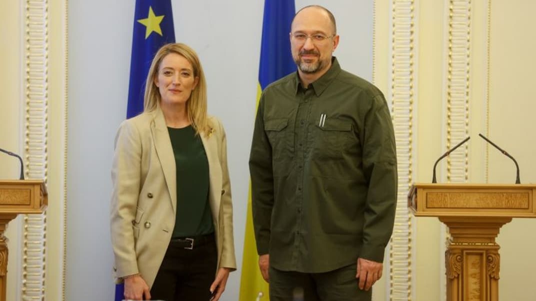 Глава Европарламента Роберта Мецола и премьер-министр Украины Денис Шмыгаль в Киеве, 1 апреля 2022 года
