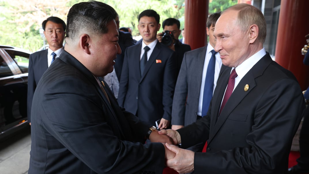 Глава россии владимир путин и лидер Северной Кореи Ким Чен Ын после их двусторонней встречи в Пекине, 3 сентября 2025 года