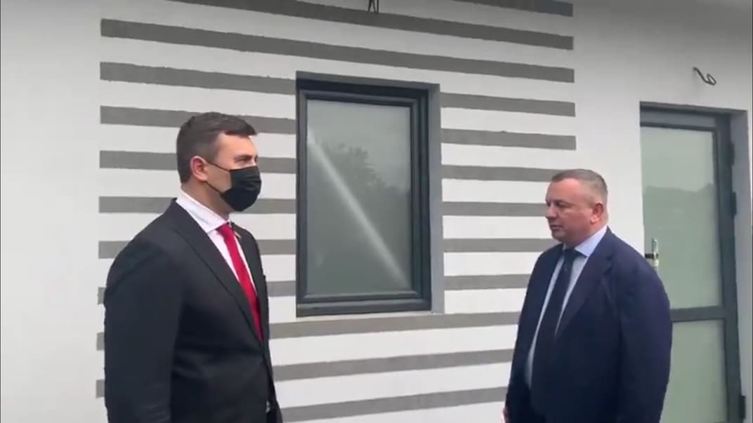 Николай Тищенко (слева), Николай Пожо (справа) и туалет (на заднем плане)