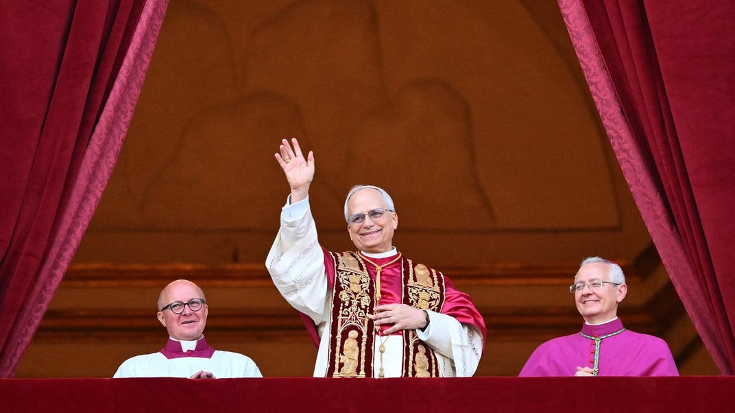 Папа Лев XIV на центральному балконі базиліки Святого Петра у Ватикані 8 травня 2025 року