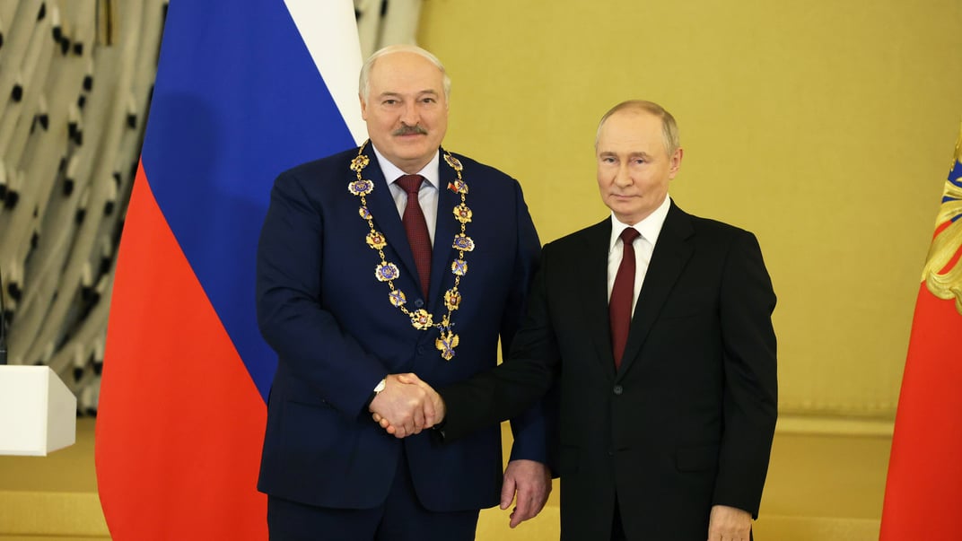 владимир путин награждает Александра Лукашенко орденом Святого апостола Андрея Первозванного