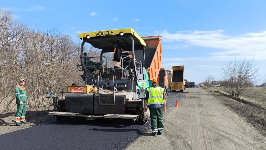 Ілюстративне фото. Служба відновлення проводить ремонт дороги у 2025 році