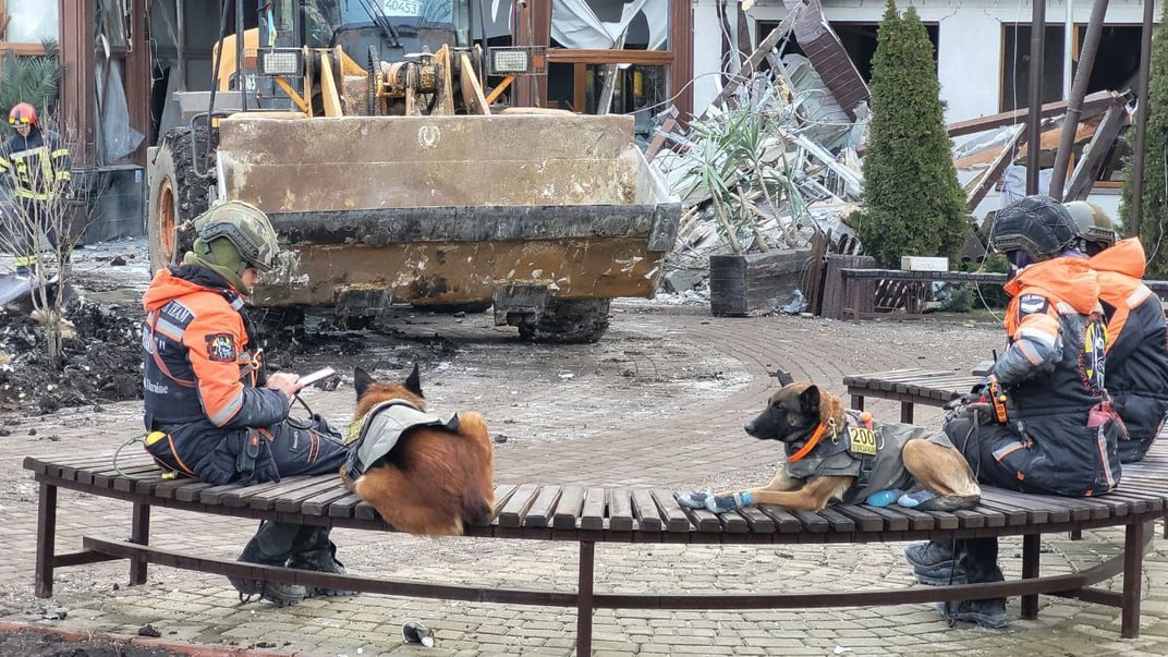 Рятувальники на місці удару в Кривому Розі