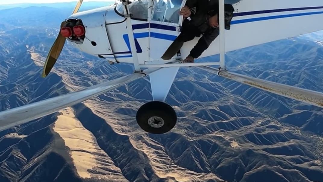 Тревор Джейкоб выпрыгивает из самолета перед его падением, кадр из видео