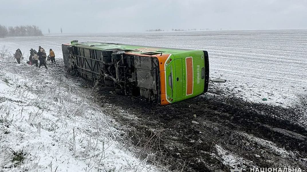 Автобус, который перевернулся в Волочисском районе Хмельницкой области, 28 марта 2023 года