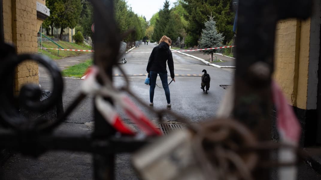 Закрытые ворота центрального входа на Байковое кладбище в Киеве, 26 апреля 2020