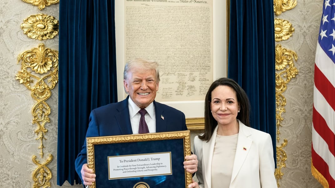 Мачадо вручила Трампу свою медаль Нобелівської премії миру