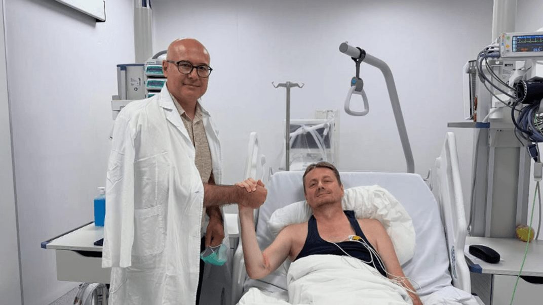 Президент Сербії Александар Вучич відвідує у лікарні міністра фінансів Дарко Глішича, який переніс інсульт