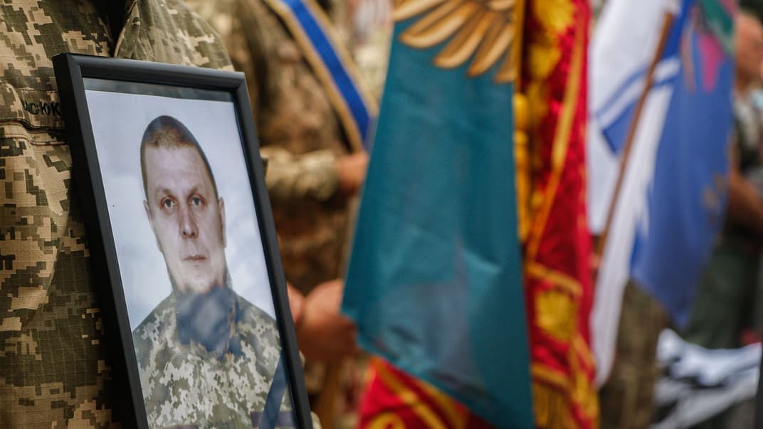 Портрет командира взводу 35-ї окремої бригади морської піхоти Дмитра Красногрудя, який загинув на бойовому завданні у «сірій зоні» на Донбасі. Дмитра поховали в Лимані в Донецькій області, 17 липня 2020 року