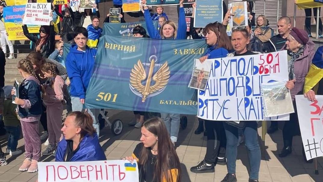 Близкие морпехов 501 батальона на митингах с призывом освободить находящихся в плену украинских военных