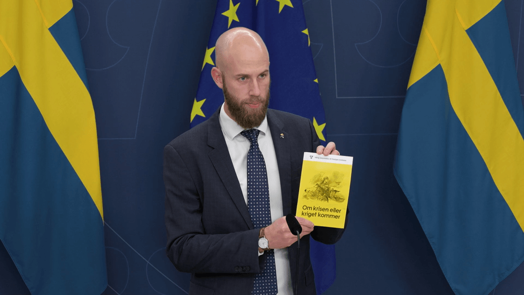 Министр гражданской обороны Карл-Оскар Болин и обновленная брошюра