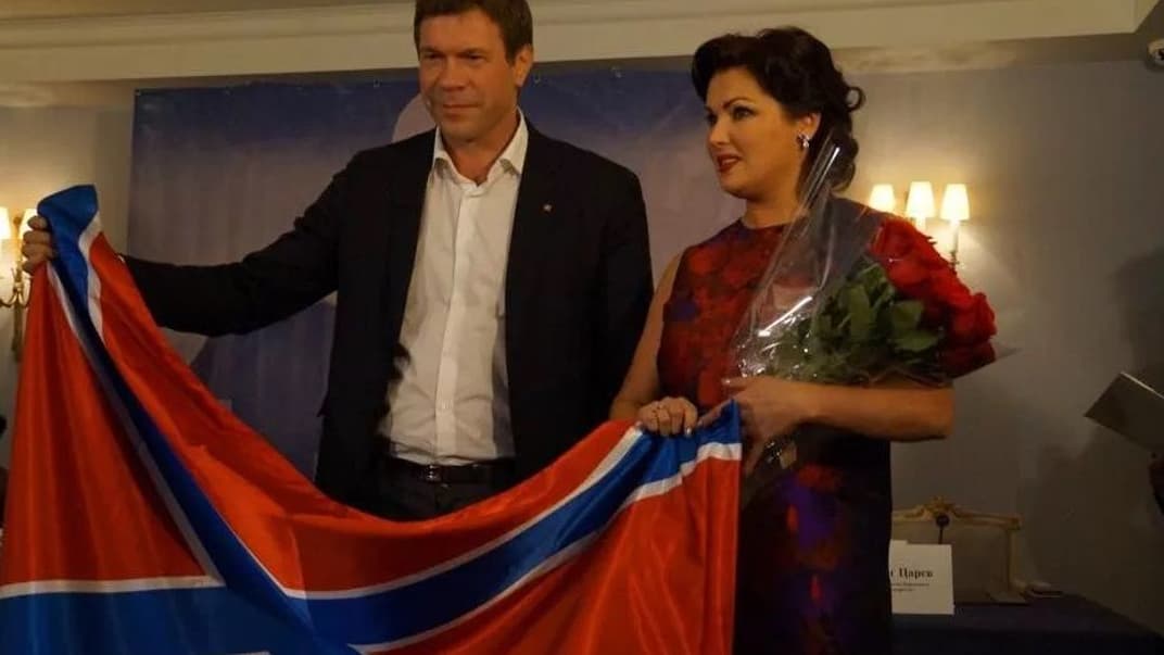 Анна Нетребко держит в руках сепаратистский флаг, 2014 год
