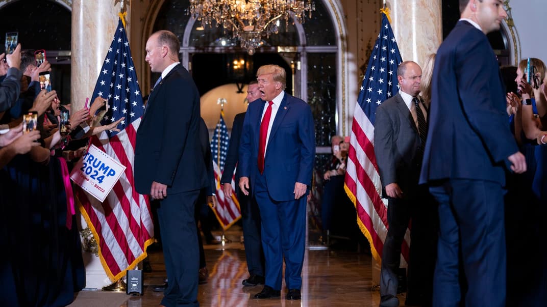 Бывший президент США Дональд Трамп перед выступлением в своем имении Мар-а-Лаго, 4 апреля 2023 года, в Палм-Бич, штат Флорида, после того, как ранее в тот же день был в Нью-Йорке