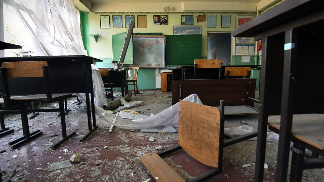 Иллюстративная фотография. Поврежденная российскими обстрелами школа в Харькове