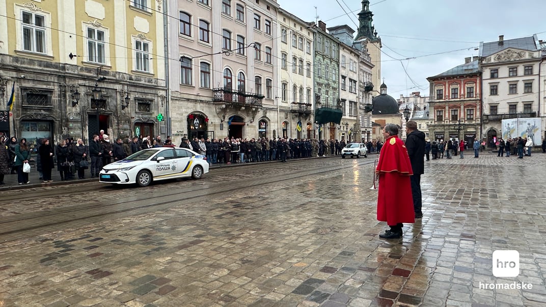 На площі Ринок у Львові прощаються з поліціянткою Вікторією Шпилькою, 23 лютого 2026 року