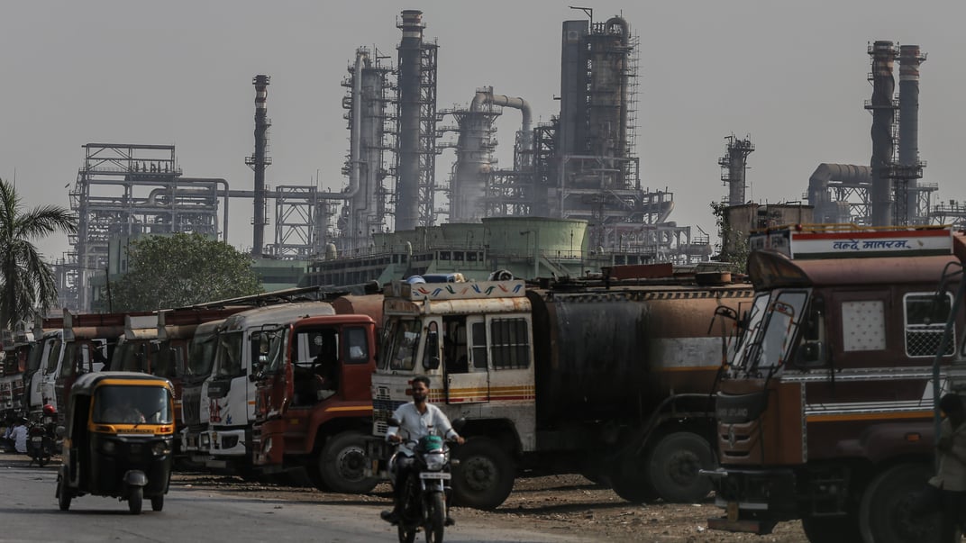 Нафтові цистерни біля нафтопереробного заводу Bharat Petroleum Corp в Мумбаї, Індія
