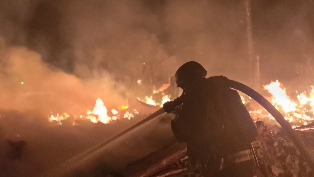 Рятувальник працює на місці російської атаки в Сумській області, 20 липня 2025 року