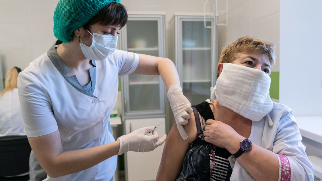 Медична працівниця отримує дозу вакцини AstraZeneca проти COVID-19, що продається під назвою CoviShield, у лікарні в шахтарському місті Селидове, розташованому в 700 кілометрах на схід від Києва, на сході України, 4 березня 2021 року