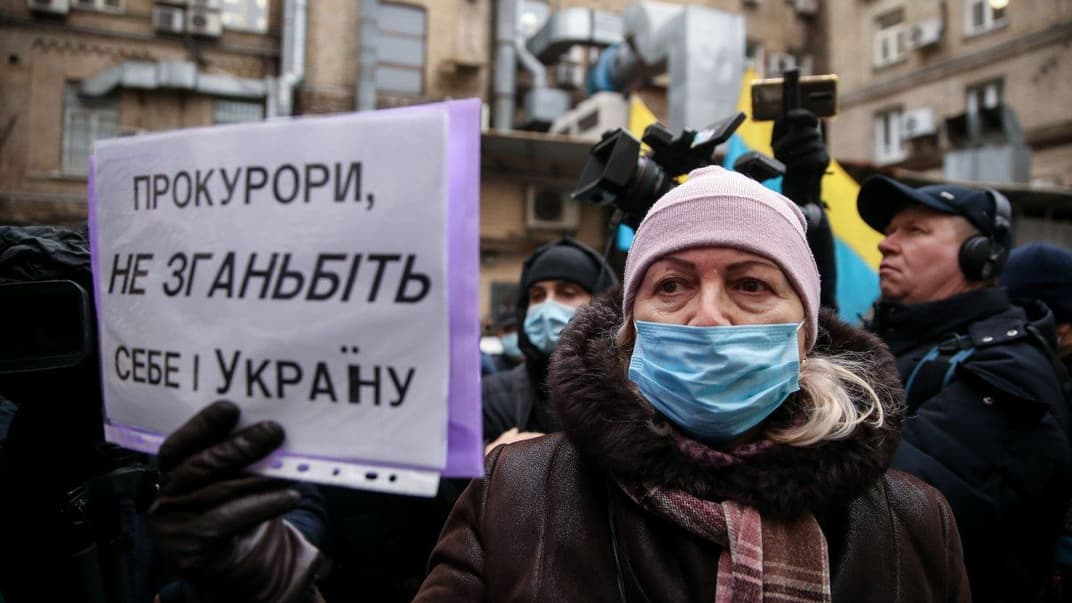 Жінка в медичній масці під час акції протесту «Татаров, за ґрати! Венедіктова, у відставку!» біля Вищого антикорупційного суду, Київ, 28 січня 2020 року