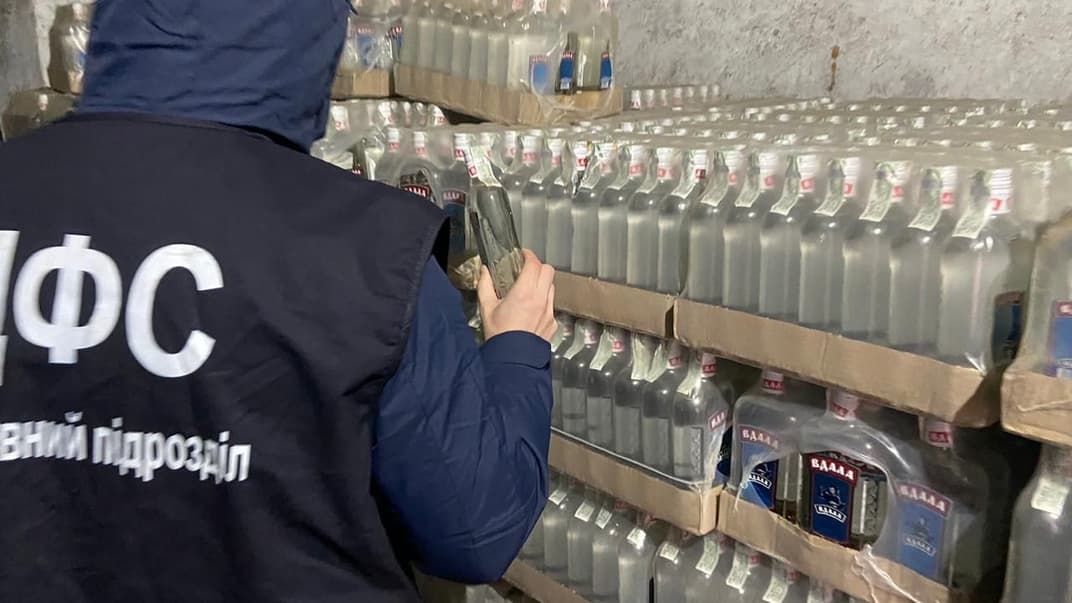 Государственная фискальная служба изъяла более 9 тыс. бутылок фальсифицированных крепких алкогольных напитков в Запорожье, 24 февраля 2020