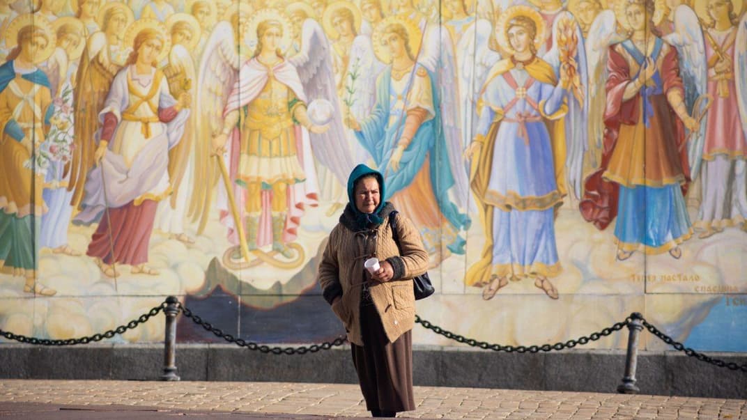 Пожилая женщина просит милостыню в Киеве, 31 октября 2021 года