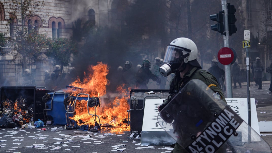 Грецькі правоохоронці під час заворушень, які спалахнули на мітингу з нагоди другої річниці залізничної катастрофи в Темпі, Афіни, Греція, 28 лютого 2025 року
