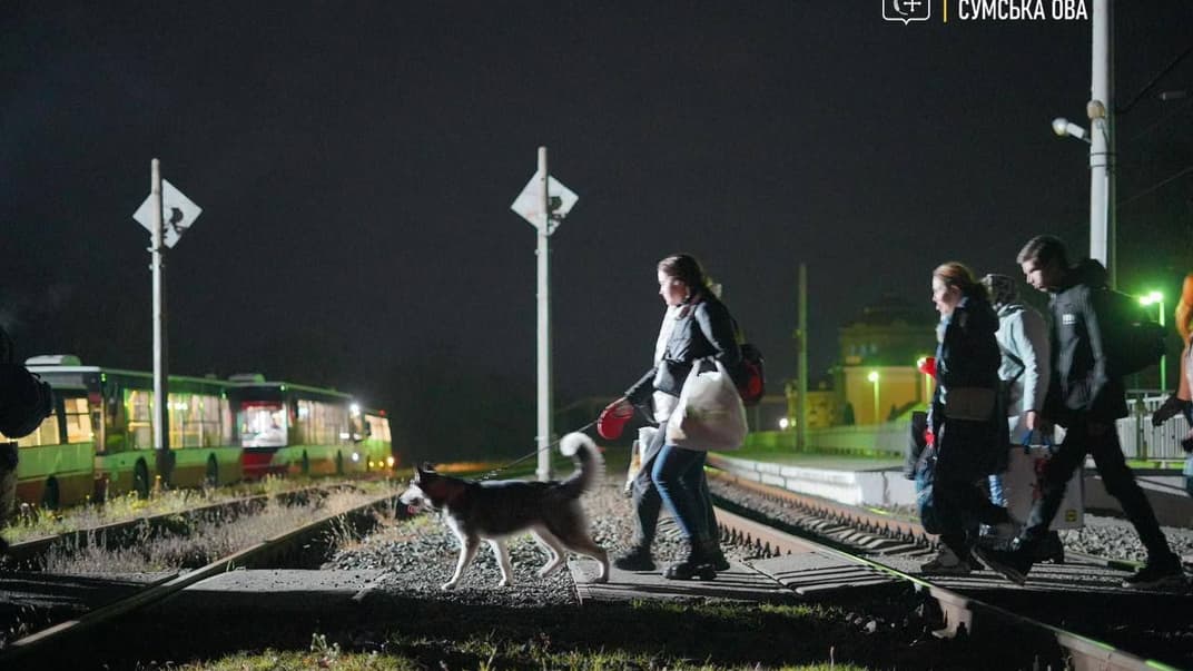 Пассажиры поезда, которых везли на автобусах