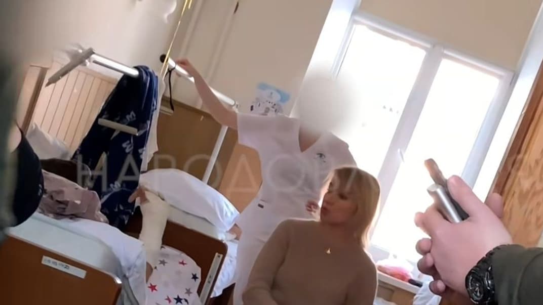 Глава партии «Слуга народа» Елена Шуляк в палате Олега Симороза