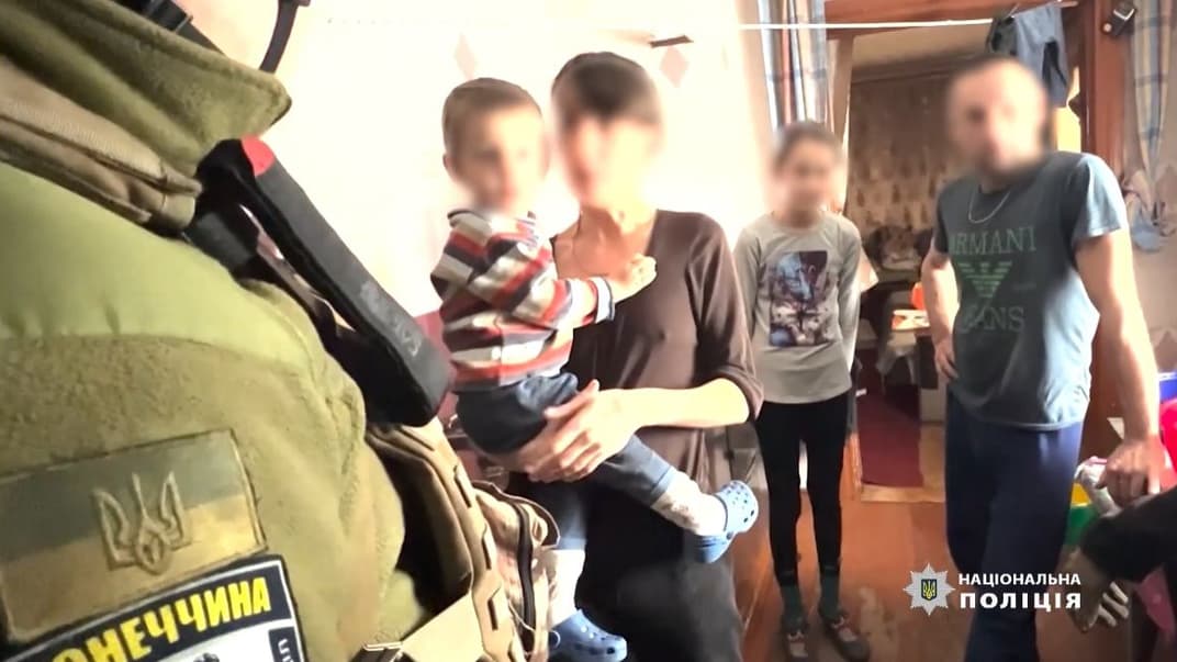 Полиция уговаривает семью с двумя детьми эвакуироваться из Авдеевки Донецкой области