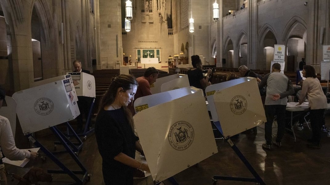 Ілюстративне фото. Виборці віддають свої голоси в Церкві Небесного Спочинку в Нью-Йорку, 5 листопада 2024 року