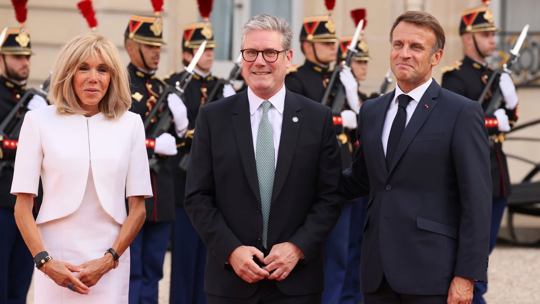 Иллюстративное фото. Эмманюэль Макрон и его супруга Брижит Макрон вместе с премьер-министром Великобритании Киром Стармером на церемонии открытия Паралимпиады-2024