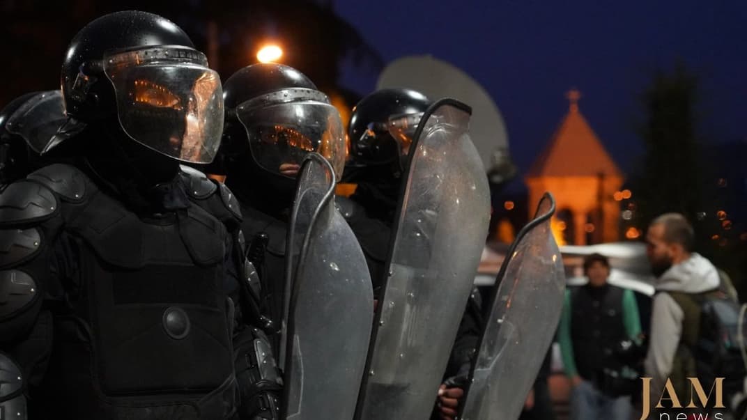 Полицейские разгоняют акцию протеста оппозиции в центре Тбилиси, 18 ноября 2019 года